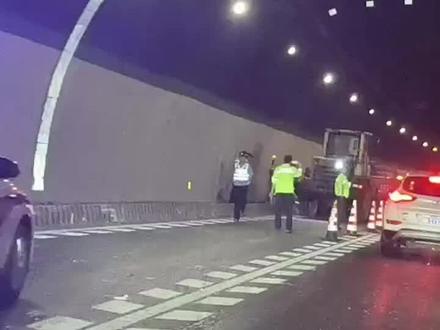 雪峰山隧道堵了三小时,终于知道为什么了#亚洲排名第二隧道 #世界排名第7隧道 7000的米#雪峰山隧道 #雪峰山隧道好长