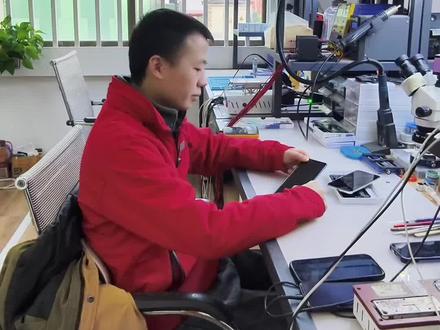 首先漏液是哪种情况呢?要是手机漏液了,该怎么处理还能修好吗?#修手机 #苹果手机维修 #漏液 #手机维修培训