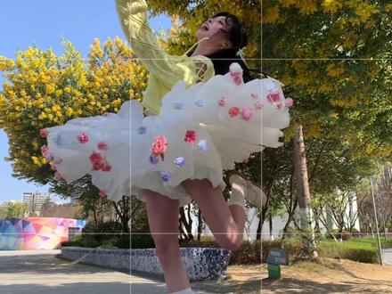闺蜜说:拍照没动作!你就这样甩裙子 #拍花姿势 #闺蜜 #活人感拍照 #金合欢拍照 #春天拍照姿势