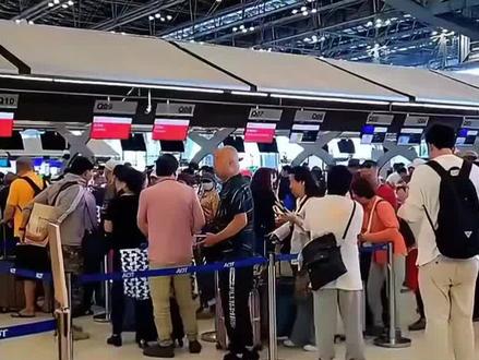 12条中日航线全停!日本机场哭成一片,上海数万日本人何去何从