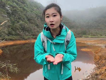 大地之心 #青年创作者成长计划#大地之心
哥哥姐姐你们来过这里吗?藏在贵州龙里的大地之心,是大自然最浪漫的馈赠!航拍视角下完美心形湖面,湖水因矿物质呈现惊艳红调,被绿意山林紧紧环绕。贵阳自驾1小时可达,徒步穿越山野奔赴这颗地球心脏,每一帧都是治愈大片,小众秘境氛围感拉满。
#春天就要colorwalk #超会玩派对 #春日撒野指南