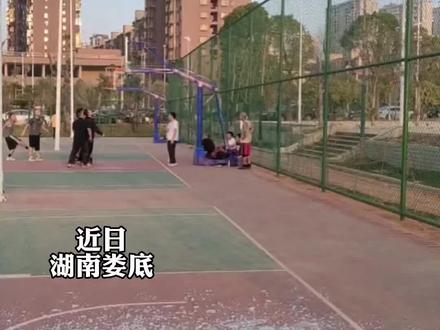 男子打球扣碎篮板,篮板下大哥被玻璃砸得浑身是血,当事人:幸好没什么大事#篮球 #事故 #扣篮