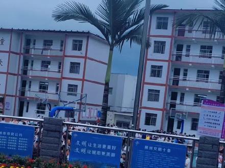 今天柳州又有两次震感,第二是在16:23分,学生全部跑到操场拉。