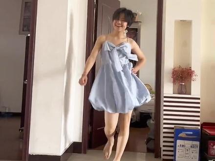 15岁弟弟试穿姐姐的裙子 以此来激励姐姐去减肥 弟弟:这些衣服瘦了穿好看#万万想不到 #惊不惊喜意不意外