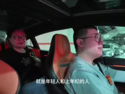 电脑事件破案了,我就说吕婕女士是被儿子冤枉的嘛。
我一开始还以为是那时电脑太贵了,吕婕不确定自己儿子期末是不是真能考进前几,所以先摆了个空盒子在那激励他。
没想,吕婕女士是真把电脑买了。
只不过那时电脑降价太快,又稀有,她卖电脑的朋友急用,她就先把电脑给人家了。
她想的是:如果儿子期末考试真能考进前几,就让朋友重新搬一台回来。
讽刺的是,吕严根本就还没参加期末考试,就口口声声“我的电脑”了。
中途成绩有了一点提升就飘了,就偷偷跑去看“他的电脑”。
发现他电脑不在就破防,也不去问妈妈电脑哪去了,就心里记恨上了自己妈妈。
最后肯定因为没好好学习,期末考试肯定不行。
对吕婕那么有原则的女企业家来说:我答应你期末考进了前几才会给你电脑,最后既然你没考好,我为什么要给你呢?
所以吕婕有违背对儿子的承诺吗?完全没有。
所以到底是谁有问题呢?
快40岁的好大儿揪着这事想让快70岁的老母亲当着全国观众的面给他认错,关键老母亲没错呀,那么小的一件事,她是真记不起来了。
人呐,真的不能太没良心。
#吕婕 #吕严 #吕严妈妈