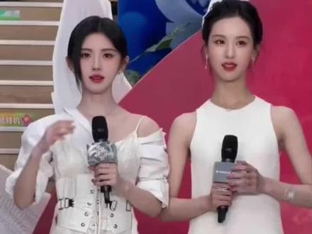 陈都灵也就比鞠婧祎大一岁,但俩人同框,鞠婧祎的面部平整度很高,一点法令纹都没有 #老铁娱乐观察站 #年年有娱#鞠婧祎辣妹装 #陈都灵
