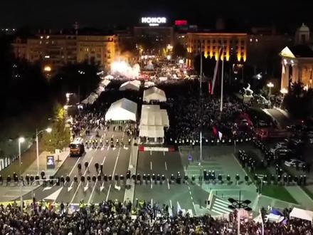 武契奇忘记历史教训为特朗普献媚,青年无惧父辈斥责抗议要求选举 11月11日,数万名学生和抗议者走上贝尔格莱德街头,此前议会通过了一项法律,允许与美国总统唐纳德特朗普女婿贾里德库什纳有关的有争议的房地产项目。 该计划涉及拆除前军队总部大楼,这些建筑在 20 世纪 90 年代北约战役期间遭到轰炸,许多塞尔维亚人认为此举非常麻木不仁。
武契奇左右逢源无法改变一个事实,他在分析后得出结论,欧洲和俄罗斯之间的战争越来越有可能发生。 “这不仅仅是谈话;每个人都在为此做准备,” 他说。他还指出,塞尔维亚正面临困难的条件,并在西方国家和俄罗斯相互冲突的目标中陷入困境。
#抖音看世界