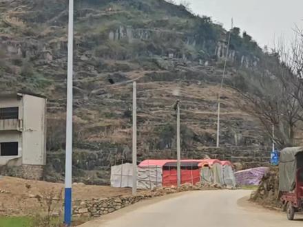 贵州安顺新晋顶流的花江峡谷大桥,世界第一高桥太绝了。桥面离江面625米,脚下就是万丈深渊,开车经过像在云端飞驰,氛围感直接拉满。横跨险峻的花江大峡谷,主跨1420米,横竖双料世界第一,钢铁大桥与峡谷风光同框,随手拍都是封神大片。
以前两岸绕路2小时,现在一脚油门2分钟直达,基建狂魔的实力真的牛!不用门票就能看世界级奇观,站在观景台远眺,钢铁巨龙腾空而起,震撼到挪不开眼#自驾游 #随拍 #记录真实生活 #旅行推荐官 #原创视频