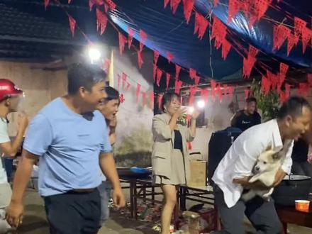 9月10日,云南,网友拍到当地人喝酒喝嗨后扛东西跳舞,有人还背了农药桶#这操作都看傻了#酒后百态 @抖音小助手
