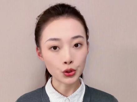 学生因家中白事跪求宿管开门遭拒 #别让死规矩凌驾于一切之上“我想去见家人最后一面!阿姨,跪求你把门打开!”近日,广东某高校学生,因家中突发白事,着急赶早上7点半的飞机,向宿管发出哀求。从凌晨5点多一直哀求到6点半规定时间到,宿舍大门才打开,最终,这位学生还是错过了航班。解释这些条条框框,理由必然是“保护学生安全”,但事急从权的道理不懂吗;要提前申请走程序,亲人的生老病死又是能预判的吗?不论实际,只看手续,这不是责任意识有多强,而是不敢扛起一点点责任。