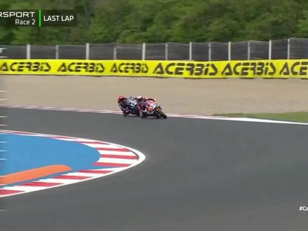 冠军只有一个,失意在所难免。 2026-05-17 WSBK|捷克站Race2
这段时间最郁闷的要属雅马哈61号车手了!
接二连三的领先优势被绝杀,车手赛后采访全程透露着无奈。
第一回合确实不是技不如人,所以满脸的不服;
第二回合人和车全都燃尽了,眼神也变清澈了。
去年他还是雅马哈分配到卫星车队,也就是瓦伦丁·德比斯所在的“埃文兄弟”车队,当车队与雅马哈解约转和张雪机车签约后,他也理所当然被雅马哈召回了,不然凭他的实力不至于到现在才4亚1季。
#张雪机车 #53号 #瓦伦丁德比斯