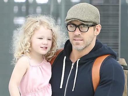 小贱贱吐槽2岁的女儿,自带小坏蛋结界#死侍 #瑞安雷诺兹