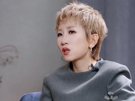 张踩铃:为什么我爸工作完回家人生圆满,我工作完回家满心愧疚 很多妈妈都在被教育:要牺牲、要忘我、要以孩子为先。但张踩铃说:我永远以我自己想做的事为先。她也会愧疚,也会想念孩子,但她更清楚:妈妈只有先活出自己,不被母职吞没,孩子才能在她的翅膀下,长出独立、完整的自我。
#瑞春谈话社 #张踩铃 #张踩铃大胖媳妇 #张拿铁 #崽奥达
