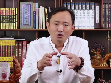 我们民间有一种禁忌就是不能用红笔写人名,这代表者有一种至高无上的权力,在剥夺了他的生命,不可挽回。接下来我为大家解释一下其中的缘由。#民间禁忌 #董易林 #红笔