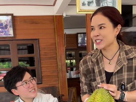 带了个糯卡滋回程逸府找琳老板娘,开果看看品质如何? 糯卡滋熟度大了容易退糖,这颗糯卡滋在车里闷了一天可能有点退糖!任何品种的果子都需要在熟度最合适的时候打开,才能收获真正的巅峰状态,体验到这个品种最巅峰的口感!#榴莲盲盒 #开榴莲 #榴莲爱好者 #榴莲控 #挑选报恩榴莲