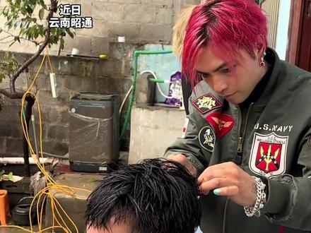 云南“BIGBANG”回应爆火!父亲去世后五兄弟扛起一个家,还有一个正在读书的妹妹,沉淀一年火遍全网#云南BIGBANG #蹦山咔拉咔 #爆火 #背后故事 @关恒(蹦山咔拉咔)相约早上10点 @关正(蹦山咔拉咔)