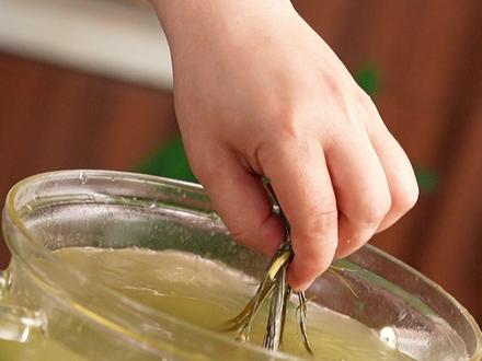 吃一口都能丢了魂的咸蛋黄肉粽,咱们老祖宗的手艺一定别丢咯~#抖音非遗嘉年华 #非遗已经人传人人人 #抖音非遗计划 #百young非遗计划 #中国成都国际非遗节