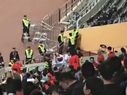 一个中国人,可以在中国队的主场主队球迷区公然支持客队吗? #球迷 #踢球 #国足 #男足 #世界杯预选赛 #支持谁
