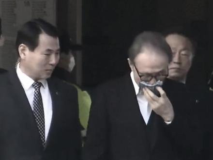 面对文在寅的复仇,李明博坦言这只不过是一场政治报复 李明博语录:
1.羞辱就像贱土里的煤,能焚尽卑微,也能炼出真金
2.草帽遮不住少年的自卑,更遮不住少年的野心
3.被人戳到痛处也还要赔笑,那是我最窝囊的时候,那也是我野心最大的时候
4.在所有失去的人中,我最怀念我自己
5.敢于挑战命运的人才有可能改变命运
6.真正的领导力是把危机变成转机
7.困难是上帝赐予的礼物,只有通过挑战才能成长
8.不要为失败找借口,要为成功找方法
9.事情越困难,我们就越要想一想当初
10.比起从别人那儿得到,给予别人才是更幸福更有价值的
11.如果是非做不可的事,即使只有百分之一的希望,也要付诸百分之九十九的努力
12.我只有扶着墙走,才会心安稳一点,妈妈说过如果有一天世上的路不好走的话,没人扶的话,就靠着墙走
13.我要成为自己的主人,良心的主人和事业的主人
14.自小就有的梦想,一生都在我心中澎湃
15.水不能充饥的感觉,没有经历过的人又如何能体会的到
16.我从韩国来----汶川大地震
#李明博 #经营未来 #人文星闪耀计划 #抖音精选 #青年创作者成长计划