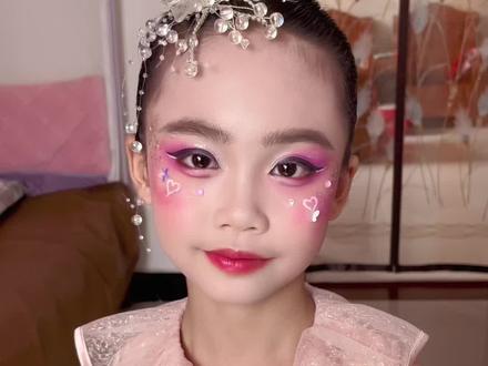 不用找化妆师,普通妈妈也能给女儿搞定六一妆容。细细打扮,慢慢梳妆,看着孩子满眼欢喜的样子,才明白童年的幸福其实很简单#儿童妆容舞台妆 #儿童舞台妆彩绘妆造 #舞台妆表演 #女童化妆教程 #六一儿童节