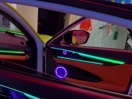 长安UNI-V/IDD/启源A06专车专用满配龙鳞饰板款氛围灯,简直是车内氛围的“魔法师”,爱了爱了!😍
🚙全车30灯位的布局,让车内每个角落都能沐浴在柔和而绚丽的灯光下。满配龙鳞饰板,独特的造型在灯光的映衬下,如同神秘的艺术品,为车内增添了一份奢华与神秘的气息。
🌟屏幕控制就像给了你一个魔法棒,轻轻一挥,就能让车内氛围瞬间改变。开门预警、空调联动、转向联动、雷达联动、转速联动,这些功能简直太贴心了!每一个功能都让你在驾驶过程中感受到满满的关怀和乐趣,仿佛车辆与你之间有了更紧密的互动。🌈
💬想象一下,在夜晚驾驶着爱车,氛围灯随着你的操作和车辆的状态不断变化,那感觉简直太棒了!长安UNI-V/IDD/启源A06的车主们,还不快来体验这款氛围灯带来的独特魅力?在评论区留言告诉我们你对它的喜爱吧!点赞分享,让更多人知道这款宝藏氛围灯哦!🤩#长安UNIV #启源A06 #长安univ氛围灯 #昆明汽车氛围灯#云南汽车氛围灯