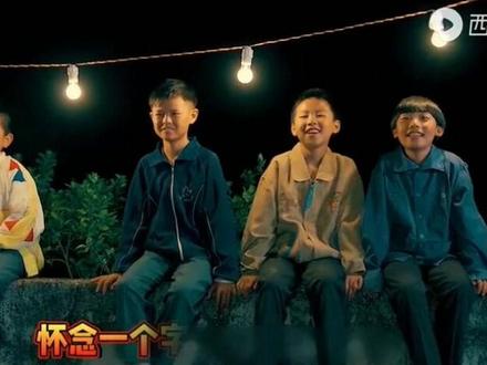 《渔舟唱晚》是一首颇具古典风格的筝曲。乐曲描绘了夕阳映照万顷碧波,渔民悠然自得,渔船随波渐远的优美景象。这首乐曲是20世纪30年代以来,在中国流传最广、影响最大的一首筝独奏曲。
1925年古筝大师魏子猷完成《渔舟唱晚》初稿,曲成后经高徒娄树华加工润色,成了一首蜚声世界、举世公认的中国传统古筝名曲。是中国古筝艺术史上划时代的作品,它是用古曲《归去来兮》为素材,发展编创而成者。一经问世就开创了筝曲的新纪元。
另,由山东省临清市金灼南大师将传统筝曲《双板》《三环套日》《流水激石》改编的《渔舟唱晚》,也广为流传。
建国后,著名音乐家黎国荃先生根据同名筝曲曾改编创作为小提琴曲,得以在全世界范围内广泛流传,吕思清、盛中国、俞丽拿都曾倾情演绎。1984年,著名电子琴演奏大师浦琪璋将其改编并用电子琴完美演奏,中央电视台选取其1分36秒至2分43秒作为天气预报的背景音乐,一直沿用。三十多年不变的背景音乐,成为十四亿人最熟悉和喜爱的音乐。
《渔舟唱晚》以歌唱性的旋律,形象地描绘了夕阳西下,晚霞斑斓,渔歌四起,渔夫满载丰收的喜悦欢乐情景,表现了作者对祖国美丽河山的赞美和热爱。乐曲的前半部分(第一段),乐句与乐句基本上是上下对答的“对仗式”结构,给人结构规整之感;乐曲的后半部分(第二、三段),则运用递升、递降的旋律和渐次发展的速度、力度变化,表现了百舟竞归的热烈情景。