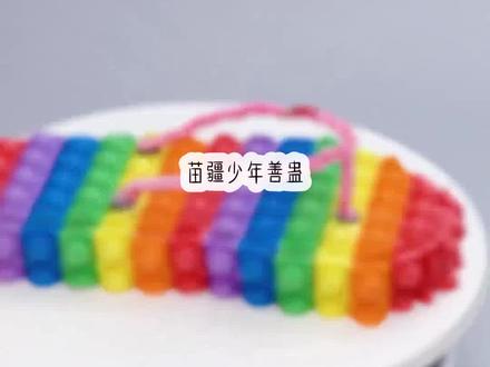 《回首苗疆》超长篇~原文已完结~#染墨苗疆 染墨苗疆小说 染墨苗疆后续结局 #苗疆少年善蛊妄图逃避义务教育 苗疆少年善蛊妄图逃避义务教育小说 苗疆少年善蛊妄图逃避义务教育后续 苗疆少年善蛊妄图逃避义务教育结局 #陈玥 陈玥小说 陈玥后续 陈玥结局 #陈玥蒙黎 陈玥蒙黎小说 陈玥蒙黎后续 陈玥蒙黎结局 #抓着蛊王学认字 抓着蛊王学认字小说 抓着蛊王学认字后续 抓着蛊王学认字结局 小说 推文 小说推文 小说推荐 每日推文 文荒推荐
苗疆少年善蛊,妄图逃避义务教育。我支教大学生,抓着蛊王学认字。「十六岁的人了,大字都不会写两个。你的蛊虫再厉害,能厉害得过义务教育法吗?!」面前一身华丽银饰,面容阴冷的少年,震惊地抬起头来,迷茫地歪了歪脑袋。「?」