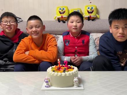 小翔同学生日,邀请好朋友吃蛋糕,一起玩地铁跑酷,开奥特曼卡片 #亲子时光 #地铁跑酷 #奥特曼卡片 #生日会 #搞笑父子 #少儿