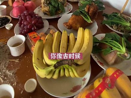 老家凡重要祭祀,得用“三畜头”。鸡鱼猪,三种动物。它是古代太牢三牲的微小变通。太牢之礼不是一般人可以承受得了的,无论是受祭者,还是祭祀者。过年祭祖,庶人之祭用“三畜头”,不会僭越#传统文化 #记录身边的传统文化 #拜祖宗 #乡村年味
