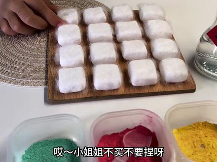 粘土手工|小孩姐演?自制现拌霉豆腐出摊了
霉豆腐的风终究还是刮到了小孩姐这里
喊着要做的霉豆腐粘手工来啦
原来霉豆腐就是豆腐乳啊,我才知道
用超轻粘土、棉花,粉笔屑
和豆感受了一把火爆的霉豆腐的曼妙,哈哈
#粘土手工 #粘土手工霉豆腐#霉豆腐 #亲子手工 #粘土教程