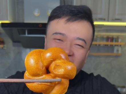 南瓜蛋黄麻花 最近太火了不用出去排队 在家做真材实料不比买的差