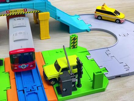 多美电动火车 电动火车轨道玩具 电动火车和合金小车一起玩 铁道过路处 模拟火车站 托马斯小火车玩具 多美卡电动火车 合金小车 合金车模玩具#儿童玩具 #合金车模 #轨道车 #电动火车 #托马斯小火车