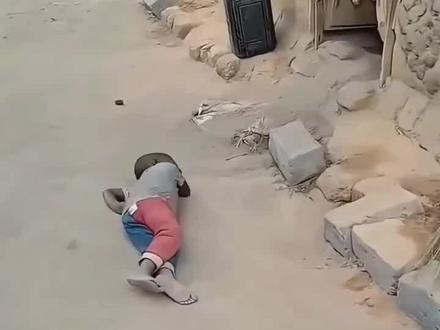 非州小孩看见中国人的表情让你惊呆了