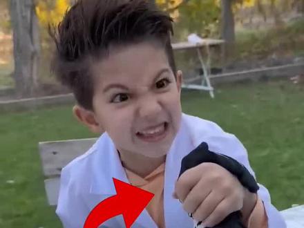 这小孩的力气真大啊厉害了#搞笑配音 #老外真会玩 #看一遍笑一遍 @抖音小助手