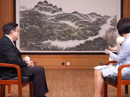 【#先声夺人 |封关后的海南自贸港红利?一颗椰子告诉你!】在“椰城”海口聊自贸港,椰子自然是绕不开的话题。一个贴近日常的例子,讲清了一项关键制度:“零关税”。封关后,“零关税”商品税目将大幅扩展至约6600项,毛椰也被正式纳入其中。成本更低、流通更顺、产业竞争力也随之提升。一颗椰子,如何映射自贸港的制度红利? 这条视频为你揭秘!(来源:先声夺人FirstVoice)#海南自贸港 #海南自贸港封关