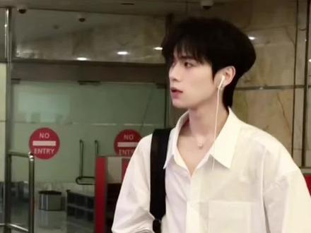 孙恩盛大理路透完全清爽男大#孙恩盛 #孙恩盛大理路透完全清爽男大 #路透 #颜值 #2026抖音直播繁花盛典