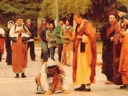 美国僧侣三步一拜29个月,六年止语,夜不卧眠吃野草 美国僧侣三步一拜29个月,六年止语,夜不卧眠吃野草#修行 #修心 #苦行僧 #行脚僧 #禅悟人生