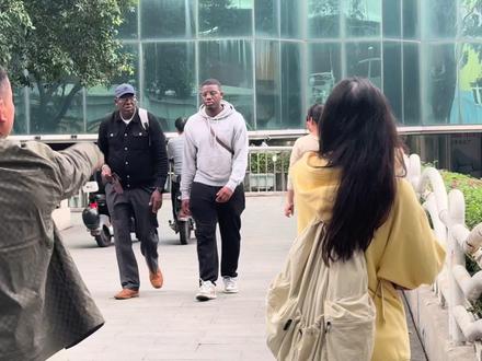 来广州旅行,误入黑人聚集区,感觉走在了非洲的街头 #广州小北地铁站 #广州非洲街