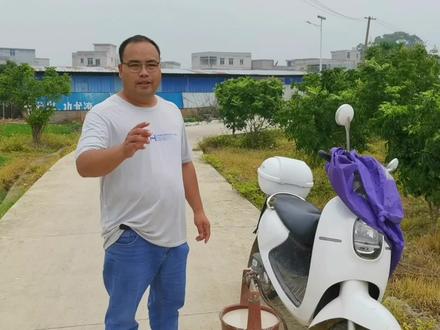 酒糟能喂鱼吗,新投放了几百条鲳鱼苗,打了一桶酒糟来喂鱼 #我的乡村生活 #农村