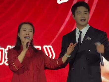 大明星母亲节和妈妈同台演出完整版。凭实力成为了妈妈的骄傲。妈妈的靠山。祝全天下的母亲母亲节快乐🎁#闫东 #长春动植物公园 #母亲节 @闫东 (新歌:新武家坡2026) @闫东闫大美人儿 @我可不是大sai迷