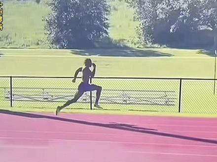 参考运动员陈佳鹏的途中跑的各个阶段,来看看你的阶段做的是否足够优秀。1️⃣在离地瞬间(toe off)摆动腿的摆动幅度是否合格,不合格的摆动幅度会直接影响你腾空最高点(Fight Peak)的高度和向前性以及你接下来的下压阶段(Downward phase)2️⃣下压阶段(Downward phase)的膝盖是否放松、下压的轨迹是否正确。如果膝盖不够放松那样股四头肌发力过多导致支撑阶段的时候变成膝支撑做不到臀部支撑。如果下压的轨迹不正确过度前伸则导致触地点落在重心的前方(产生制动)并且导致髋膝踝三关节不能更好的保持刚性3️⃣在全支撑阶段(Full Support)屈膝角度太大导致触地的时间变长摆动复位的速度变慢不能更快的进入腾空阶段##田径 ##100米 #开春 #体育生