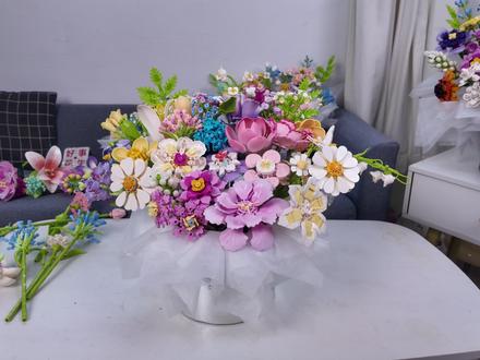 这是一个积木花插花教程噢~ 需要注意的点:花枝长度自己调节,整个面尽量整齐,一层要比一层高,后面花枝高
度不够的可以用前面取下来的加长。还有什么不懂的打在评论区,第一次出教程可能不够详细!#积木花 #插花教程 #积木花插花教程