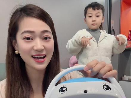 我最近发现了名校堂,在家就能做的专业早教机,我才知道啊,原来娃还可以自己爱上学习,AI互动+护眼屏,英文启蒙+国学绘本一站式搞定#名校堂早教机 #启蒙早教 #家庭早教#让孩子远离手机 #名校堂r7s