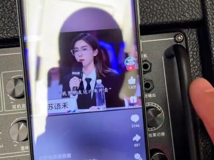 叔叔阿姨,看过来,3步教你用音响,一学就会! 第一步,按这个大按钮开机;
第二步,手机连蓝牙,一点就成;
第三步,点开老歌,拿起麦克风就能唱,不用调任何东西
——小白易操作,还适配咱中老年唱老歌,音质也干净。
记不住没关系,来我直播间,我一遍一遍教你。