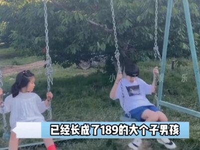 张亮送儿子出国留学,15岁天天身高长到189,被爸爸扛着画面温馨 #张亮 #张悦轩天天
