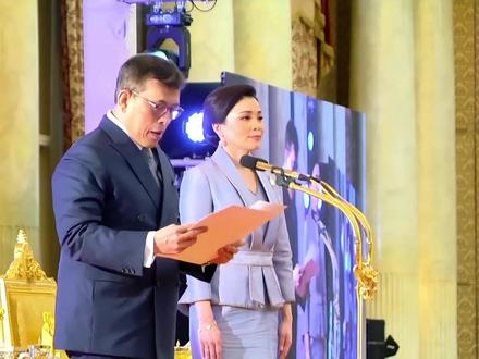 泰王为苏提达过生日,一次性带3位小妾赴宴,空气中弥漫着火药味