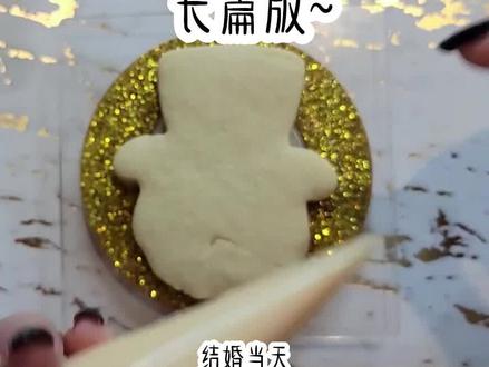 《虚伪相伴》长篇版~一次看个爽系列,原文已完结#前任的秘密 前任的秘密后续 #魏林宋晚陈娅 魏林宋晚陈娅后续 #魏林宋晚陈娅小说 #虚伪秘密 虚伪秘密后续 #小说 推文 每日推荐 今日推文 小说推文
结婚当天,男朋友的女发小带着一帮人把一整箱飞雪彩带全喷我身上。男朋友不仅没阻止,反而劝我要大度。我当场给了他一大耳刮子,非常大度的让他换个新娘。结果却意外得知了一件让我三观碎裂的事情。和男朋友的婚礼定在了十月一号,但最后没结成。婚车到了酒店门口,男朋友抱我下车。没走两步,他那位青梅竹马的女发小陈娅就带着一帮人开始往我头上喷飞雪彩带。陈娅他们来得特别突然,一个愣神,我就直接遭了殃。人还没进酒店,我头上、脸上、婚纱上,就已经被喷满了五颜六色的彩带飞雪。#