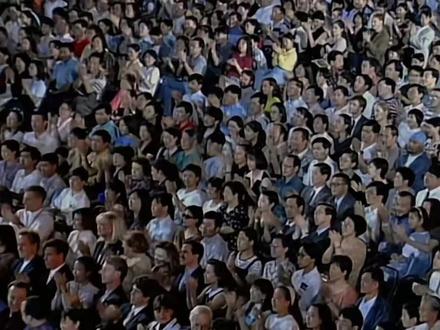 雅尼(Yani)-夜莺 雅尼(Yani)--希腊音乐家,第一位经中国政府批准在紫禁城举行音乐会的西方音乐家。音乐会于1997 年 5 月 30 日和 31 日在紫禁城太庙大殿广场举行。音乐会中演奏的《夜莺》(Nightingale)是雅尼专为此次演出打造的作品,灵感源于安徒生童话及中国竹笛音色。雅尼在演出前向观众讲述了创作心路,该曲将中国笛子与西方电子音乐结合,成为当晚高潮。
这场音乐会被视为中西文化交流的盛事,让中国观众首次大规模接触新世纪音乐(New Age),雅尼也因此在中国获得“希腊钢琴王子”的美誉 。演出耗资约400 万美元,现场搭建了 3000 个座席,雅尼及其45 人乐队参与了表演 。#雅尼 #音乐会 #现场直击 #紫禁城 #音乐分享#音乐分享