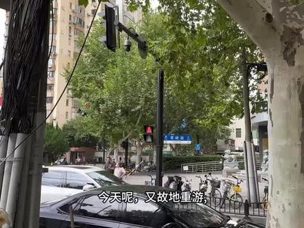 重新介绍一下自己 Amos,♂,👨❤️👨
今年34 岁,4 年前确诊双相,最初吃药控制,睡眠有所改善之后就放弃了,觉得也没什么牵挂,这样吧。直到近两年,已经开始慢慢要开始遗忘一些人或事了,可能昨天刚说过的事情,第二天就完全不记得了,像没发生过一样,会很快的记住/爱上一个新人,也会慢慢完全忘记一些老人,昨天去前公司看老同事,刚离职不到三个月,好多人已经开始记不住名字了…有时候还会出现幻听,总觉得家里有别人在走,在跟自己说话,在马路上还会出现轻微幻觉,突发的耳鸣,一下子感觉跟外界隔绝了,总觉得身上痒,感觉像是有小虫子在身上爬,明明什么都没有,抓的身上全是伤,留的满身的色沉,尤其是胳膊和胸口。手抖,甚至大拇指会抽搐,不是很经常但是偶尔会出现,就很烦躁,有时候晚上会突然一下心里空唠唠的,感觉整个人一下子沉下去了,心慌气短。睡觉也不好,可能和别人睡不了不一样,要么一下子睡 30 多个小时,要么十二点睡,三点惊醒,要么是噩梦,要么是分开的梦,醒来就会哭,之后就整晚睡不着…躁狂的问题近几年已经不是那么明显,但还是会控制不住脾气,上一秒还开开心心的说笑,下一秒可能就要掀桌子打人,无意识的伤害爱的人/爱自己的人,伤害过之后又会自责,所以一直自己生活,去年开始出现阅读障碍,很多东西能听懂,但是完全看不进去了,字只是进了眼睛,但进不去脑子。如果真有一天控制不住自己,我宁愿自己结束,也不想被关进精神病院,也不想像牲口一样被电击治疗😭这些年能支撑着自己的也只是家里的两只猫,总觉得自己要是不在了,他俩可怎么办,可不能去流浪。今年又在最错的时间,遇到了一个最对的人,最差的自己,
遇到了一个在我心里最好的他,一个不可能在一起的爱人👨❤️👨只怕最后连对方都不记得了,又怕我严重了,就没有办法照顾这个大我 20 岁的小老头儿,好怕死在他前面,留他一个人没人照顾他,又怕让他看到我最不堪的样子,我怕他会难过…
#双向情感障碍 #无力感 #情绪管理 #精神疾病