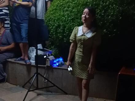 现场听网红荆州姐姐唱歌,小姐姐人美歌唱的也不错哦,关键是笑容还很甜